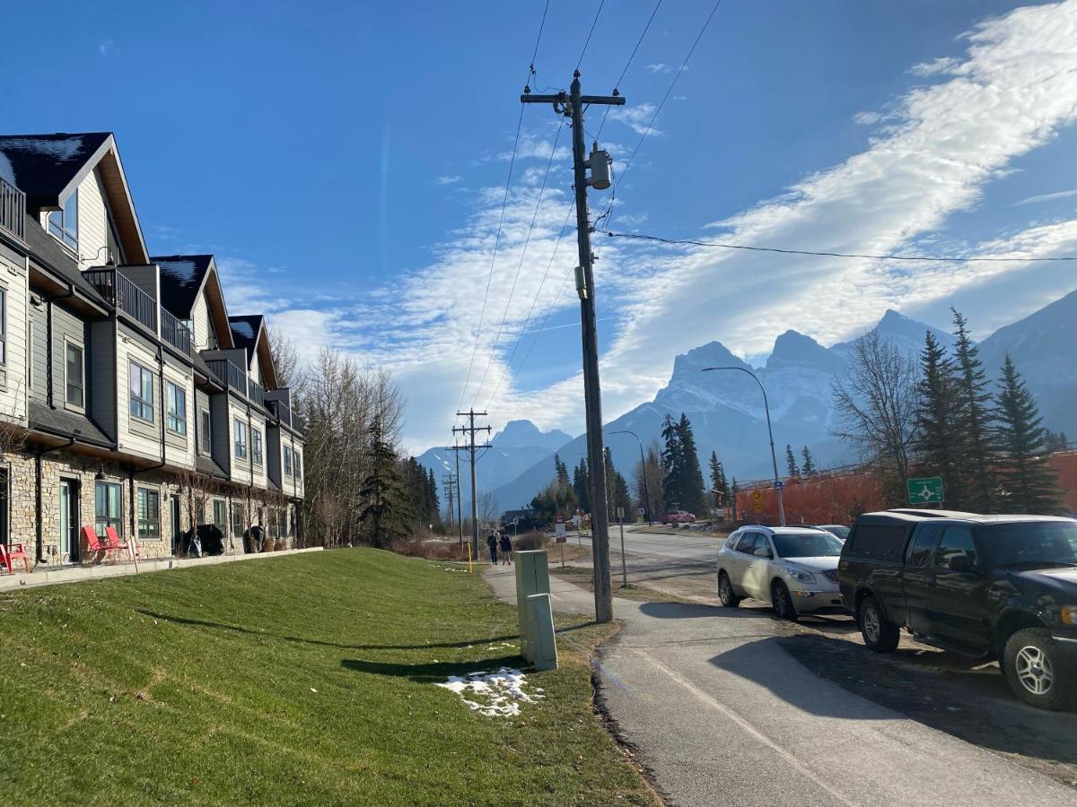Brand New 2Br Condo With Outdoor Swimming Pool And Hot Tub Canmore Buitenkant foto