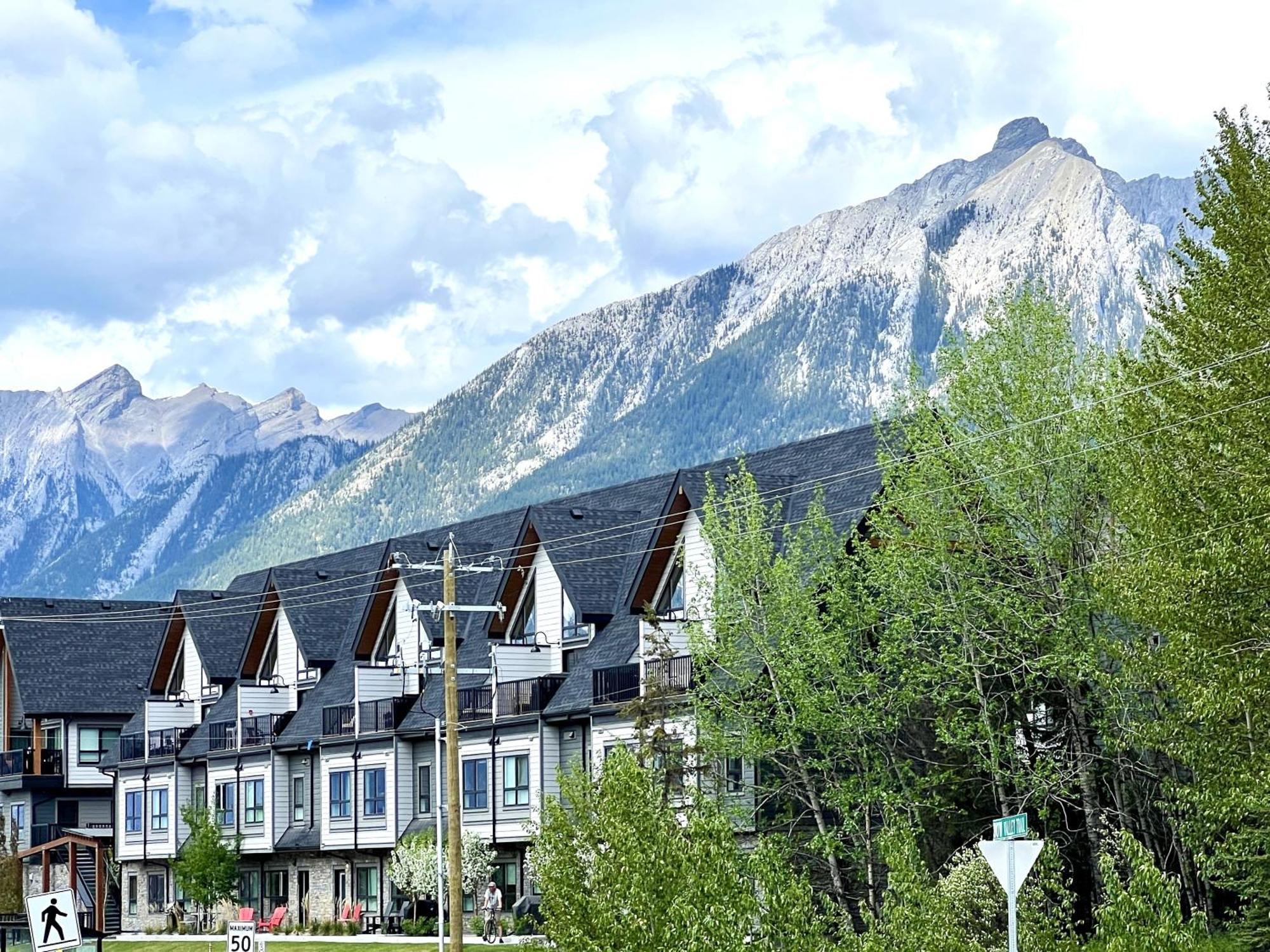Brand New 2Br Condo With Outdoor Swimming Pool And Hot Tub Canmore Buitenkant foto