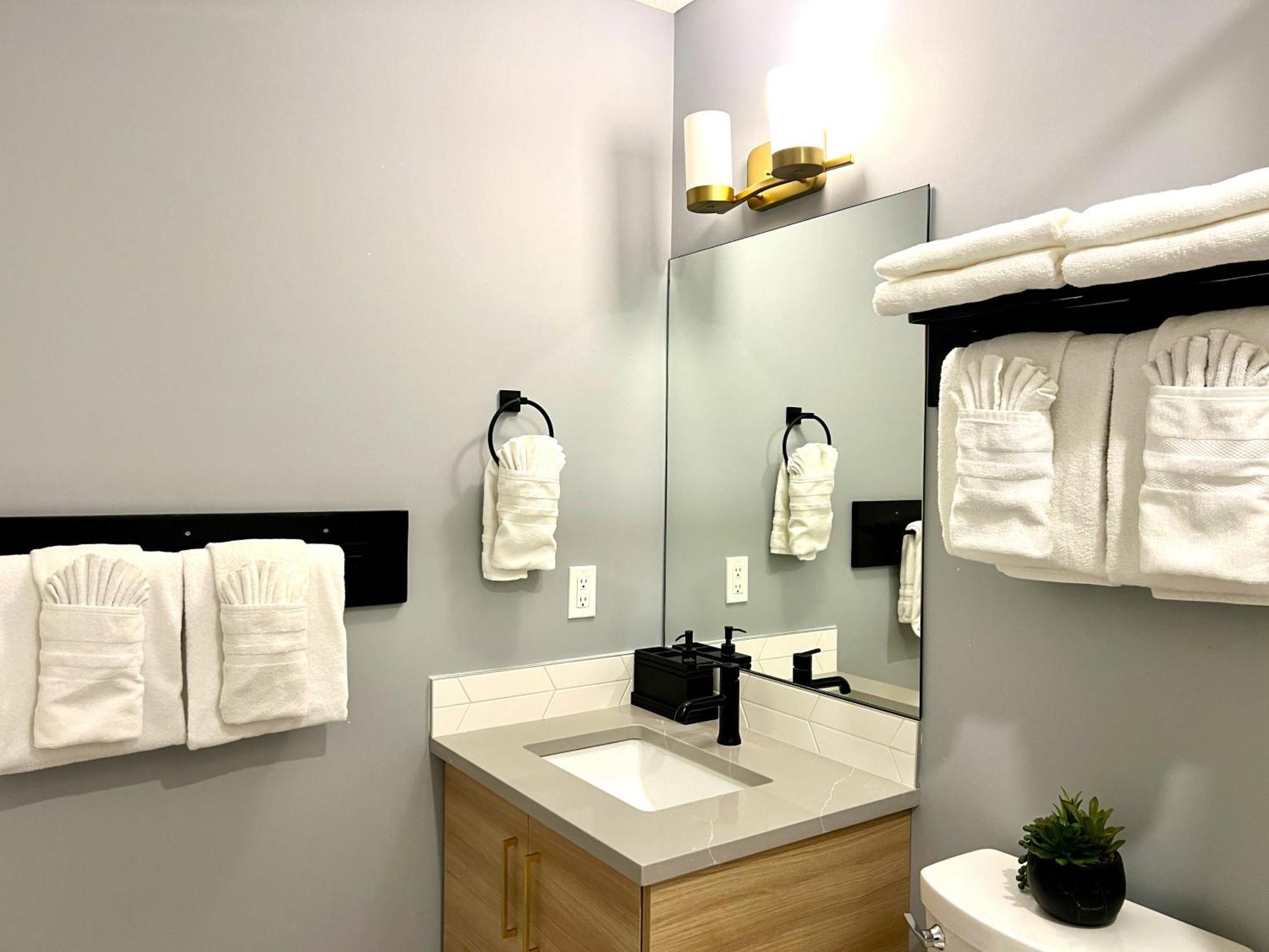 Brand New 2Br Condo With Outdoor Swimming Pool And Hot Tub Canmore Buitenkant foto