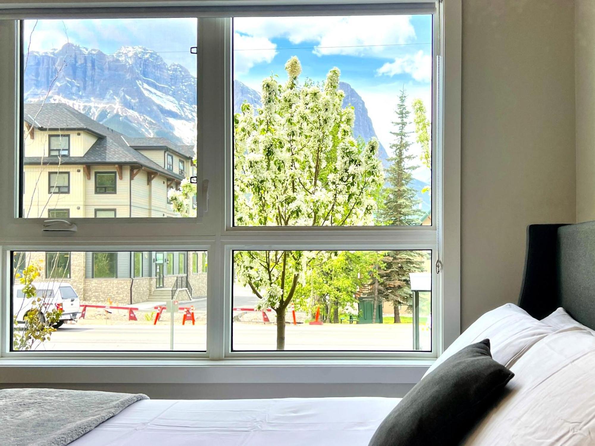 Brand New 2Br Condo With Outdoor Swimming Pool And Hot Tub Canmore Buitenkant foto